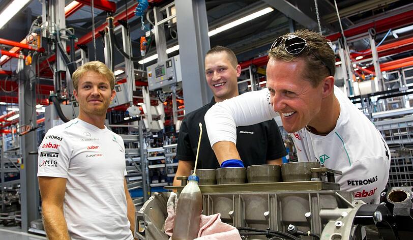 Legten mal selbst Hand an: Michael Schumacher und Nico Rosberg beim Besuch im Mercedes-AMG-Werk.