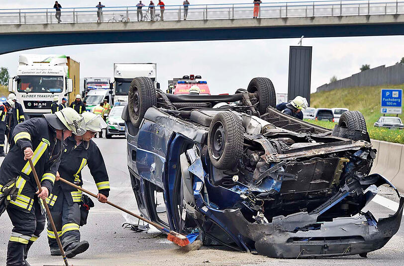 Das Fahrzeug blieb mitten auf der Autobahn auf dem Dach liegen.