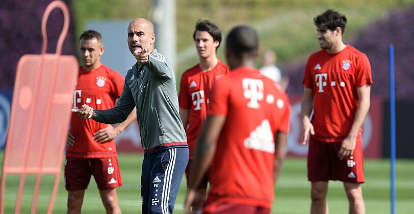 Auf dem Platz hat dann Pep Guardiola den Taktstock in der Hand und gibt den Takt Richtung Titel vor.