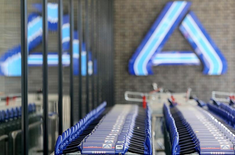 Einkaufswagen stehen in Essen vor einer Aldi Nord Filiale für die Kunden bereit. Foto: Roland Weihrauch/Illustration