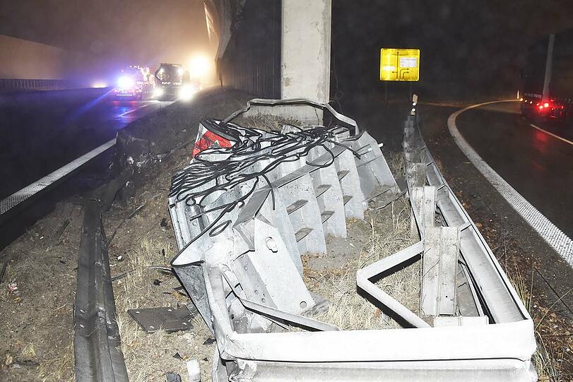 Der 50-Jährige war mit seinem mit Schweinehälften beladenen Lkw bei dichtem Nebel in den Fahrbahnteiler an der Ausfahrt Freimann gerast.