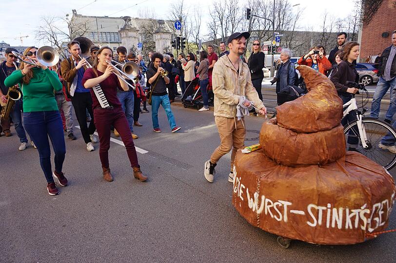 Die Dackel-Parade am Sonntag: Viele kurze Beine sind bei bestem Gassi-Wetter durch die Stadt gezogen.
