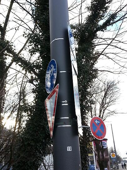 Wer blickt da noch durch? Ein Mega-Verkehrsschild in der Menzingerstr. Foto: Strasser