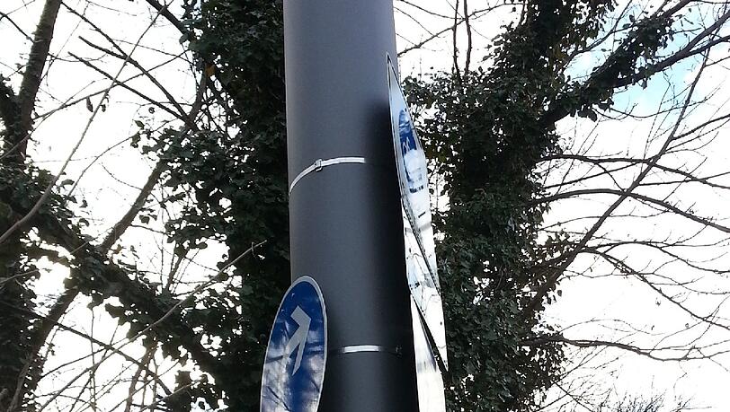 Wer blickt da noch durch? Ein Mega-Verkehrsschild in der Menzingerstr. Foto: Strasser Wer blickt da noch durch? Ein Mega-Verkehrsschild in der Menzingerstr. Foto: Strasser