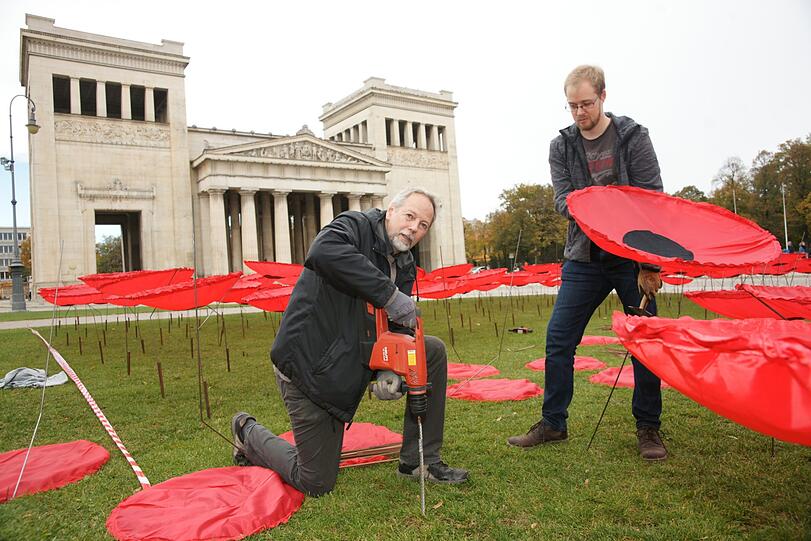 "Die Sonne ist ein Geschenk des Himmels" sagt Künstler Walter Kuhn. Mehr als 100 ehrenamtlichen Helfern haben sich am Donnerstag am Königsplatz eingefunden.