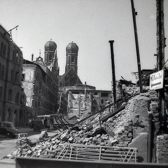 Ein Bild der Zerstörung: Blick vom Marienhof, links die Rückseite des neuen Rathauses, in Richtung Frauenkirche nach dem Krieg.