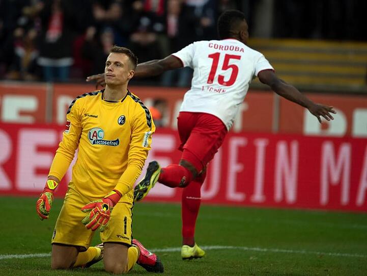 Der Kölner Jhon Cordoba bejubelt sein Tor zum 2:0.