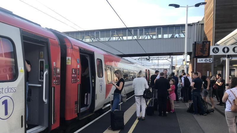 Passagiere warten auf Nachrichten am Bahnhof von Peterborough, da der Reiseverkehr eingestellt ist. Teile Großbritanniens, von der Ostküste bis nach London, sind von einem Stromausfall betroffen. Passagiere warten auf Nachrichten am Bahnhof von Peterborough, da der Reiseverkehr eingestellt ist. Teile Großbritanniens, von der Ostküste bis nach London, sind von einem Stromausfall betroffen.