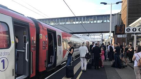 Passagiere warten auf Nachrichten am Bahnhof von Peterborough, da der Reiseverkehr eingestellt ist. Teile Großbritanniens, von der Ostküste bis nach London, sind von einem Stromausfall betroffen.