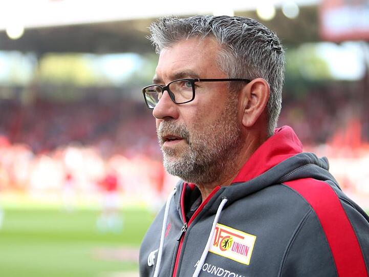 Berlins Trainer Urs Fischer läuft mit ernstem Blick am Spielfeldrand entlang. Foto: Andreas Gora