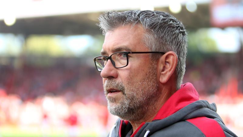 Berlins Trainer Urs Fischer läuft mit ernstem Blick am Spielfeldrand entlang. Foto: Andreas Gora Berlins Trainer Urs Fischer läuft mit ernstem Blick am Spielfeldrand entlang. Foto: Andreas Gora