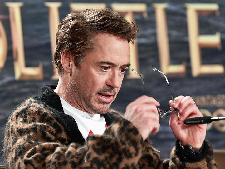Robert Downey Jr. mit flauschiger Jacke in Berlin.