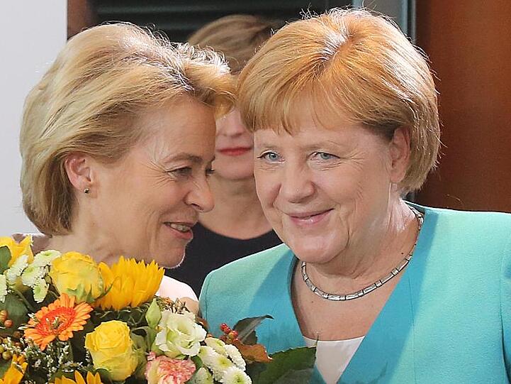 Ursula von der Leyen wendet sich lächelnd Bundeskanzlerin Angela Merkel zu.