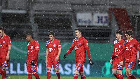Die Bayern-Spieler verlassen nach dem Pokal-Aus in Kiel frustriert den Rasen.