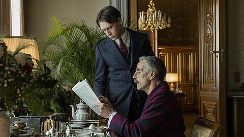 Hugh Legat (George MacKay, hinten) arbeitet in der Delegation des britischen Premiers Nevill Chamberlain (Jeremy Irons).