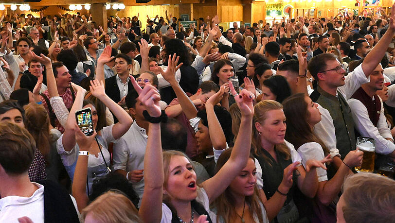 Blick ins Schützen-Festzelt auf der Wiesn: Auch bei anderen Volksfesten hatte sich häufig etwa eineinhalb Wochen nach Beginn ein starker Anstieg in den Inzidenzen gezeigt.