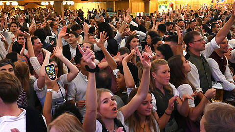 Blick ins Schützen-Festzelt auf der Wiesn: Auch bei anderen Volksfesten hatte sich häufig etwa eineinhalb Wochen nach Beginn ein starker Anstieg in den Inzidenzen gezeigt.