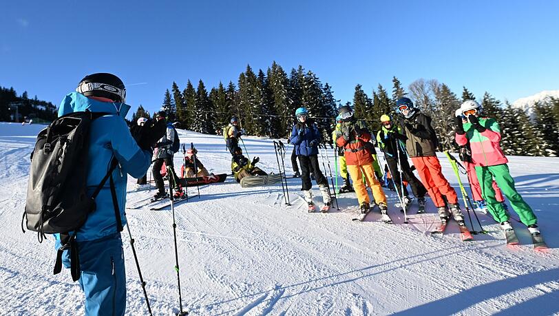 Schüler einer Realschule beim Skifahren in den bayerischen Alpen.