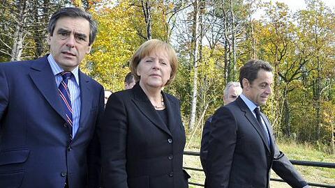 Gemeinsam zum Krisengipfel: Angela Merkel, der Brite Gordon Brown und Frankreichs Nicolas Sarkozy am Wochenende in Paris.