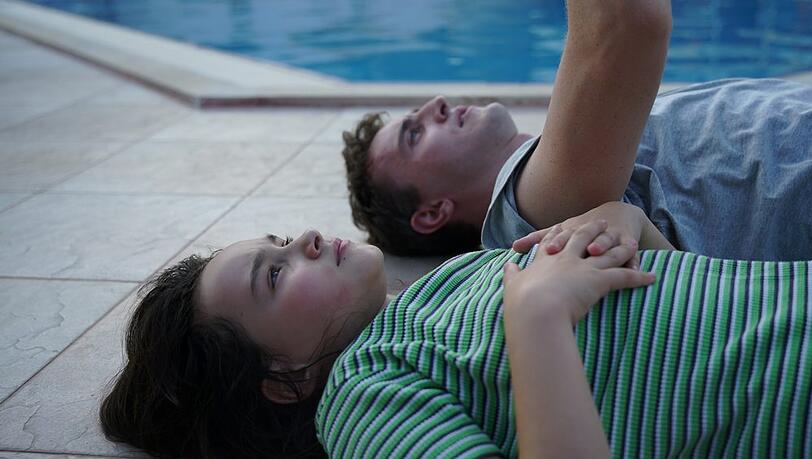 Vater Calum (Paul Mescal) mit seiner Tochter Sophie im melancholischen Türkei-Urlaub.