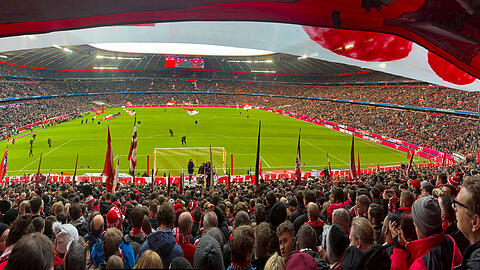 Das Spiel FC Bayern München gegen FC St. Pauli in der Allianz-Arena endete am 29.11. mit einem 3:1-Sieg der Münchner. Ein Gast-Fan ist nach Abpfiff im Bahnhofsviertel überfallen und ausgeraubt worden. Die Kripo ermittelt.