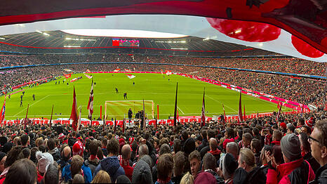 Das Spiel FC Bayern München gegen FC St. Pauli in der Allianz-Arena endete am 29.11. mit einem 3:1-Sieg der Münchner. Ein Gast-Fan ist nach Abpfiff im Bahnhofsviertel überfallen und ausgeraubt worden. Die Kripo ermittelt.