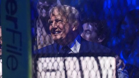Trump betrachtet das Event aus n&auml;chster N&auml;he.