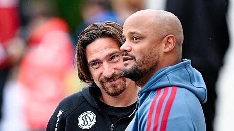 Elversberg-Trainer Vincent Wagner (l) durfte nach der Aufhebung seiner Gelb-Rot-Sperre gegen den FC Bayern M&uuml;nchen auf der Bank sitzen.