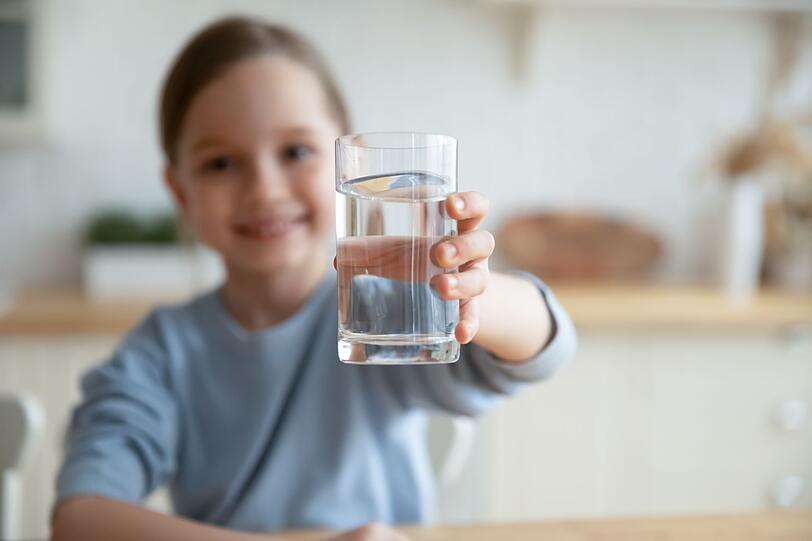 Viele Schlucke Wasser trinken ist generell ein guter Tipp gegen Schluckauf, vor allem wenn man sich unterdessen die Nase zuhält. So lässt sich auf Nervus vagus und Nervus phrenicus, der im Halsbereich entspringt, zugleich einwirken. Viele Schlucke Wasser trinken ist generell ein guter Tipp gegen Schluckauf, vor allem wenn man sich unterdessen die Nase zuhält. So lässt sich auf Nervus vagus und Nervus phrenicus, der im Halsbereich entspringt, zugleich einwirken.