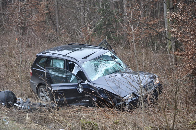 Aus bisher ungeklärten Umständen ist eine Fahrerin mit ihrem Auto von der Straße abgekommen. Der Wagen hat sich überschlagen und ist im Graben gelandet. Die Fahrerin wurde mit Verletzungen in eine nahegelegenes Krankenhaus gebracht.