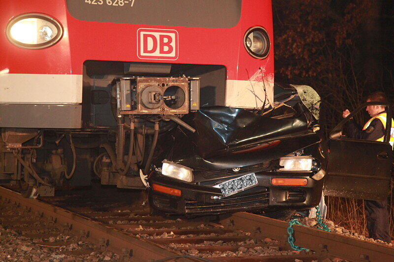 Am Bahnübergang an 
der Kreuzstraße rammt eine S-Bahn den Wagen eines Fahranfängers und schleift ihn 200 Meter mit. Unglaublich: der Fahrer konnte das Wrack mit mehreren Knochenbrüchen, aber immerhin aus eigener Kraft verlassen.