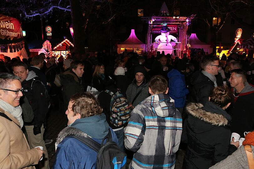 Pinker geht's nicht: Beim "Pink Christmas" auf dem Stephansplatz kommt zwar keine echte Weihnachtsstimmung auf, aber zur Abwechslung ist es echt unterhaltsam, meint der AZ-Reporter.