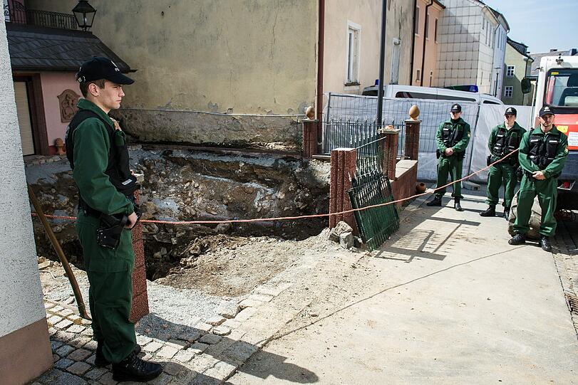 Die Polizei sichert das Gebiet ab, in dem die Ermittler nach Peggy suchen.