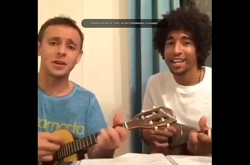 Nicht am Ball, sondern an der Gitarre zeigt sich Rafinha mit Kollege Dante. Nicht nur in der Abwehrreihe des FC Bayern sind die beiden Brasilianer ein gutes Team! Zu hören übrigens auf der Facebook-Seite von Dante.