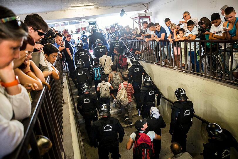 Rund 3000 Flüchtlinge sind an der Grenzstation in Österreich angekommen. Die Bilder von dem ungarischen Flüchtlingsstrom.