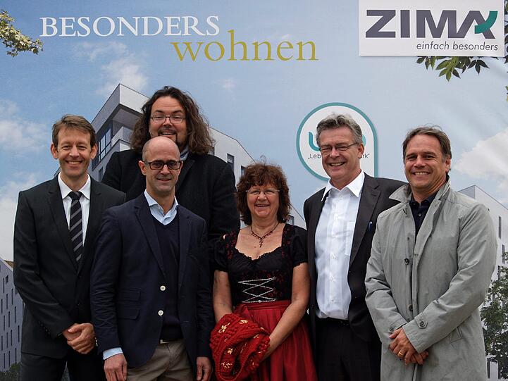 Ehrengäste: v.l.n.r. Manfred Bauer (Finanzvorstand der Zima Holding AG), Gregor Gutscher (hinten. Architekt KSP Jürgen Engel Architekten GmbH) Manfred Senff (vorne. Geschäftsführer Zima Deutschland), Marina Achhammer (Bezirksausschussvorsitzende BA 16), Cornelius Mager (Stadtdirektor und Leiter der LBK-München), Peter Weis (Vorsitzender des Vorstands der LeitWerk-AG)