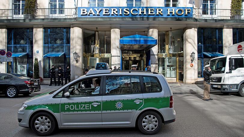 Blaulicht auf dem Dach: Das dürfen hierzulande nur wenige. Und der Parksünder vor dem Hotel Bayerischer Hof gehört nicht dazu. (Symbolbild)