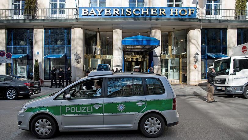Blaulicht auf dem Dach: Das dürfen hierzulande nur wenige. Und der Parksünder vor dem Hotel Bayerischer Hof gehört nicht dazu. (Symbolbild) Blaulicht auf dem Dach: Das dürfen hierzulande nur wenige. Und der Parksünder vor dem Hotel Bayerischer Hof gehört nicht dazu. (Symbolbild)