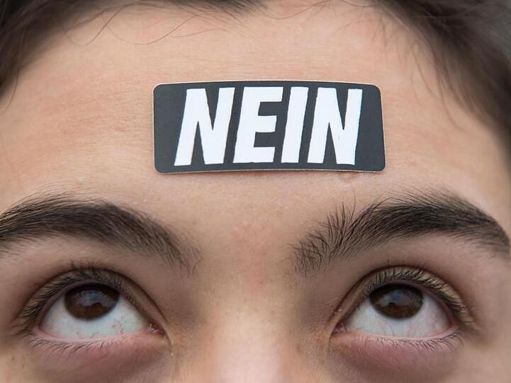 Kurz und knapp hält es diese Schülerin bei der Klimaschutz-Demo in der bayerischen Landeshauptstadt.
