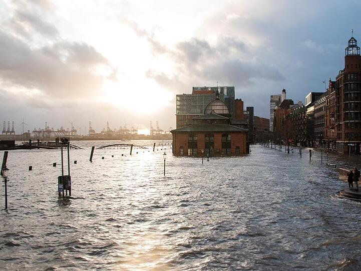 Der Fischmarkt steht während einer Sturmflut wegen "Sabine" unter Wasser.