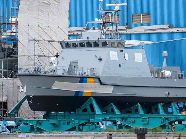 Ein Küstenwachboot für Saudi-Arabien liegt am 27.05.2016 auf der Peene-Werft in Wolgast.