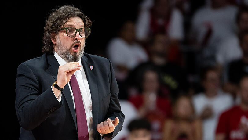 Die Bayern-Basketballer von Trainer Andrea Trinchieri haben auswärts in Frankfurt gewonnen. (Archivbild)
