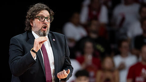 Die Bayern-Basketballer von Trainer Andrea Trinchieri haben auswärts in Frankfurt gewonnen. (Archivbild)