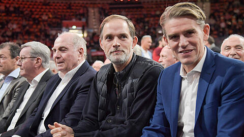 Ehrenpräsident Uli Hoeneß, Cheftrainer Thomas Tuchel und Sportdirektor Christoph Freund (v.l.) auf der Jahreshauptversammlung des FC Bayern.