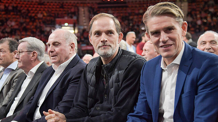Ehrenpräsident Uli Hoeneß, Cheftrainer Thomas Tuchel und Sportdirektor Christoph Freund (v.l.) auf der Jahreshauptversammlung des FC Bayern.