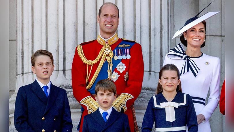 Prinz William mit seinen Kindern George, Louis und Charlotte auf dem Balkon des Buckingham Palastes.