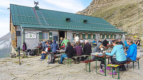 Das Heinrich-Schwaiger-Haus ist eine Bergh&uuml;tte der Sektion M&uuml;nchen des Deutscher Alpenvereins im &ouml;sterreichischen Nationalpark Hohe Tauern.