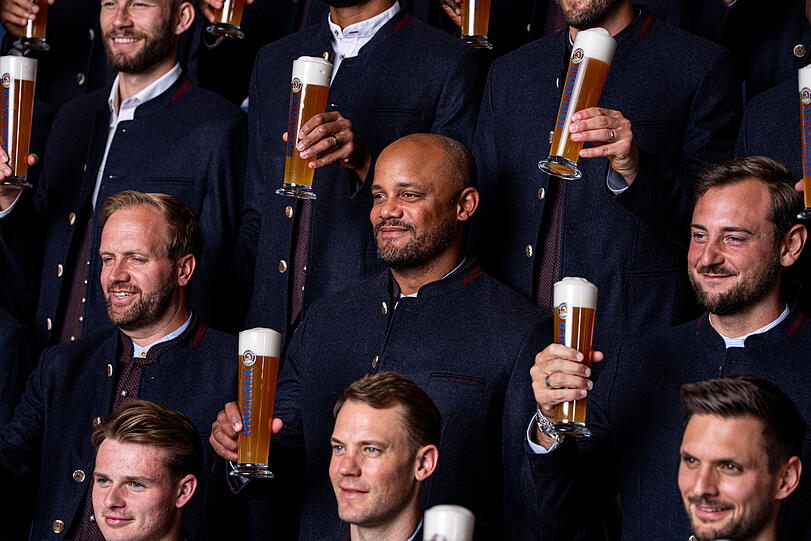 Die Stars des FC Bayern beim alljährlichen Lederhosen-Shooting von Paulaner. Die Stars des FC Bayern beim alljährlichen Lederhosen-Shooting von Paulaner.