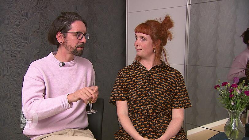 Basti bezeichnet sich als "picky beim Essen", was Christina eher erstaunt.