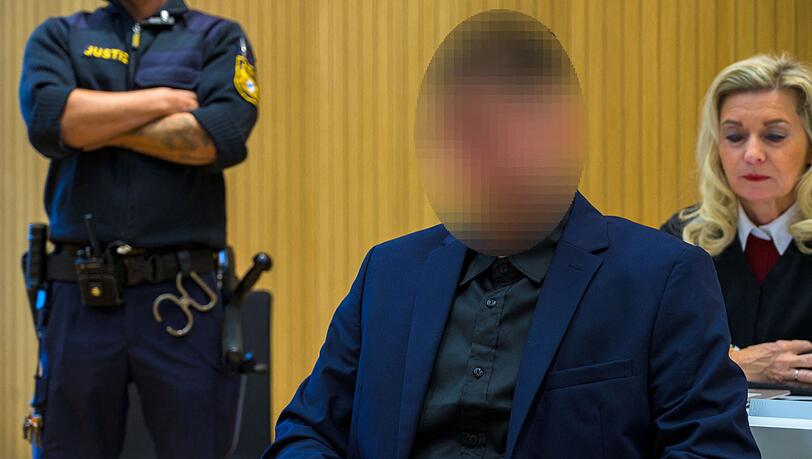 Der Angeklagte soll rund einen Kilometer weit mit dem Auto gefahren sein, obwohl sein Partner auf der Motorhaube lag. Der Angeklagte soll rund einen Kilometer weit mit dem Auto gefahren sein, obwohl sein Partner auf der Motorhaube lag.